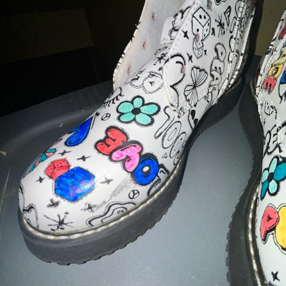 SALE Madden Girl Kids Graphic Print Boots - White and Black - Picture 4 of 7